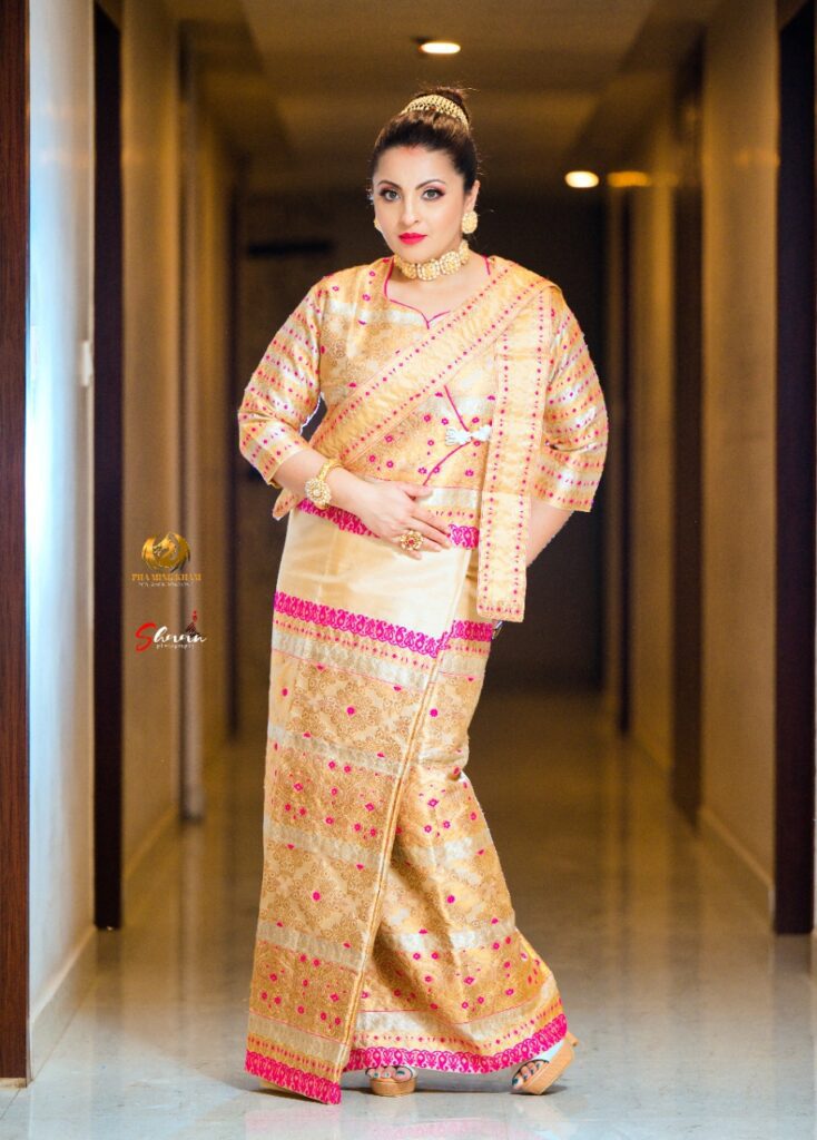 Stylishly dressed girl wearing a saree.