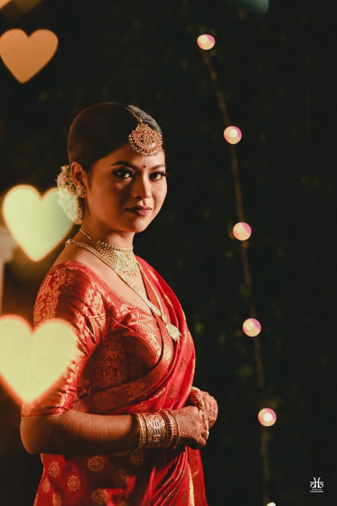 A girl gracefully wearing a mekhela chador.