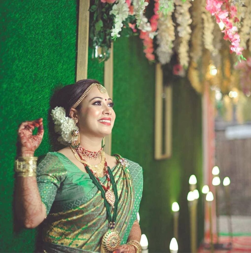 Assames smiling girl wearing a mekhela chador.